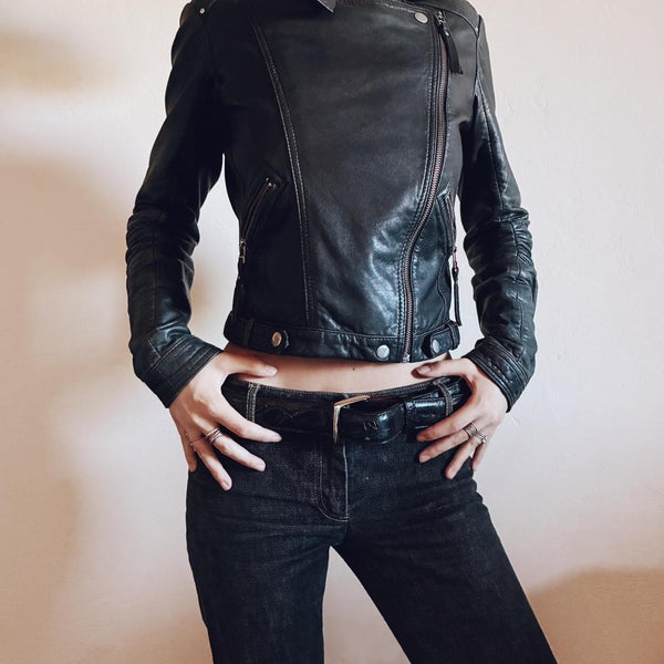 Sleek Black Alligator Belt